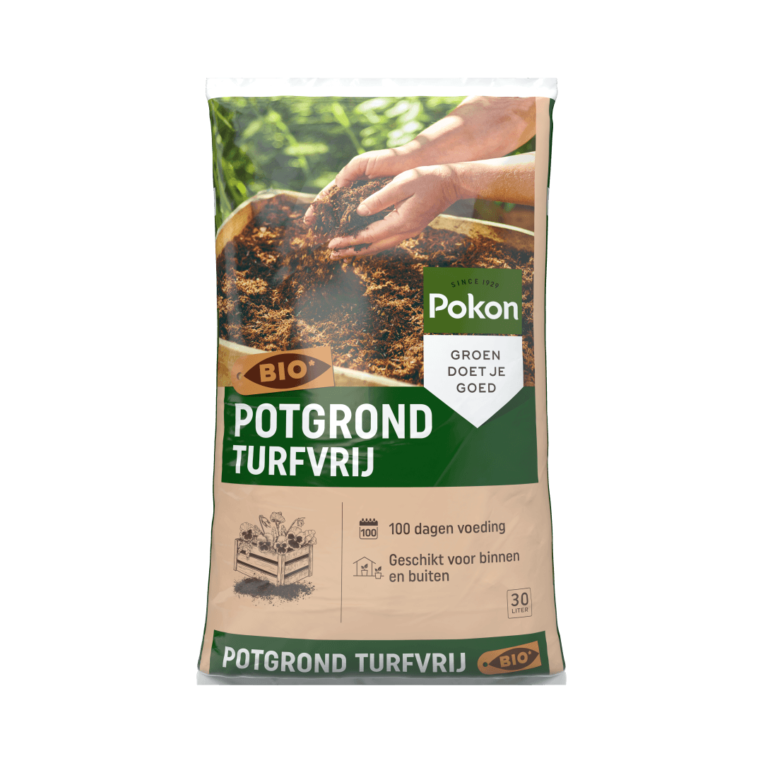 Een zak potgrond (turfvrij) toont handen die losse aarde vasthouden boven een bak, tegen een groene tuinnachtgrond.
Tekst op de zak: "Pokon", "SINCE 1929", "GROEN DOET JE GOED", "BIO", "POTGROND TURFVRIJ", "100 dagen voeding", "Geschikt voor binnen en bu